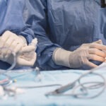 immagine di un medico in sala operatoria