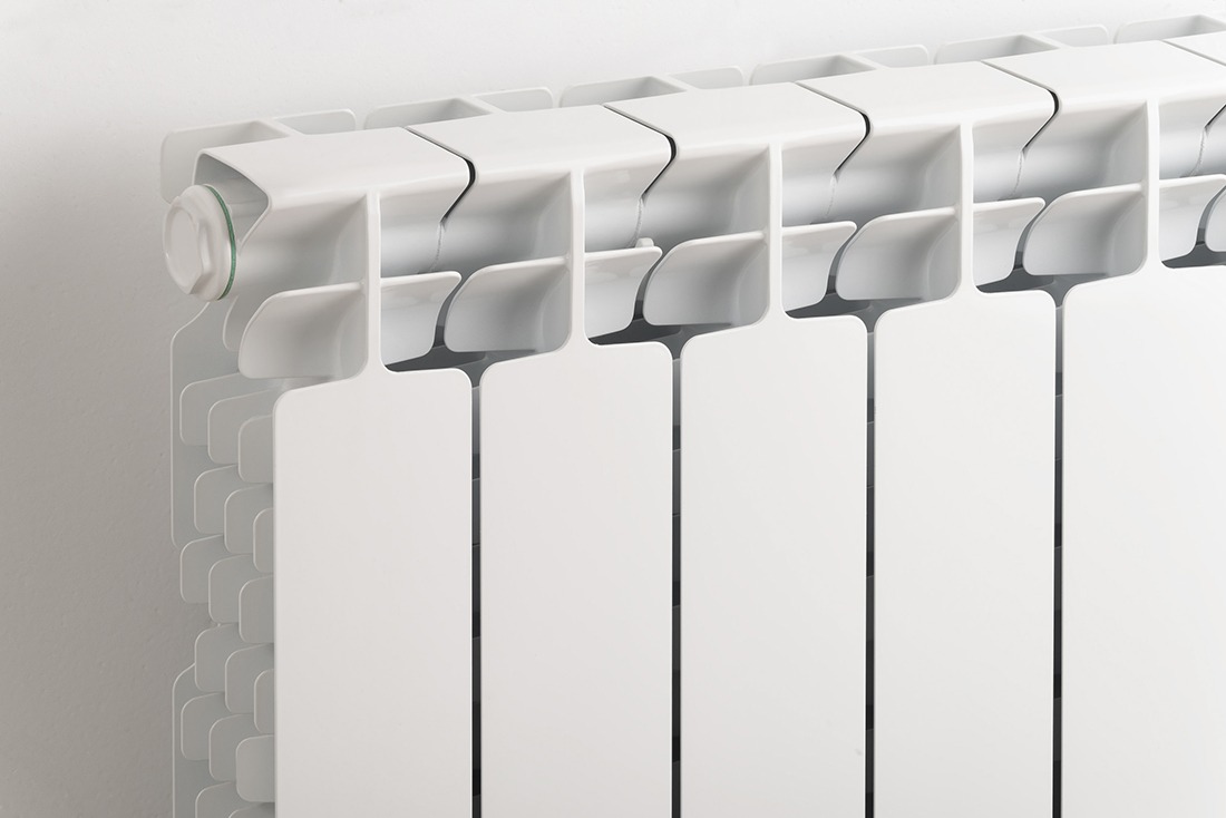 close-up dettaglio di un supporto per termosifone con aggiunta di texture per il muro