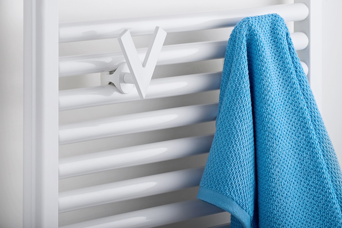 Ambientazione di un termosifone con accessori porta asciugamani