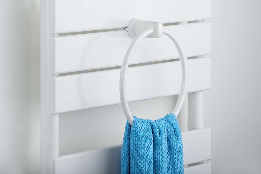 Ambientazione di un termosifone con accessori porta asciugamani