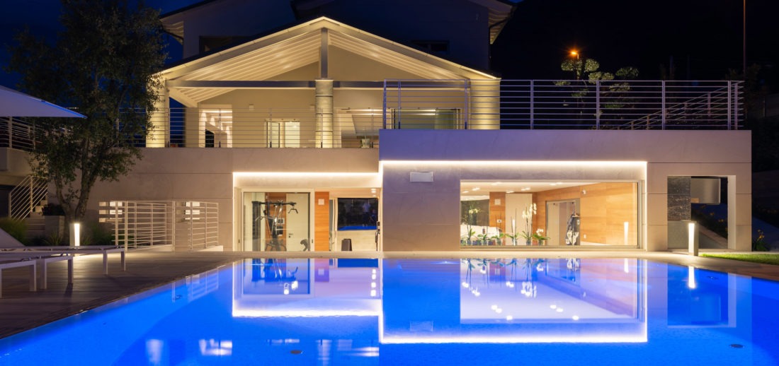 Villa con piscina fotografata da Inlet Studio
