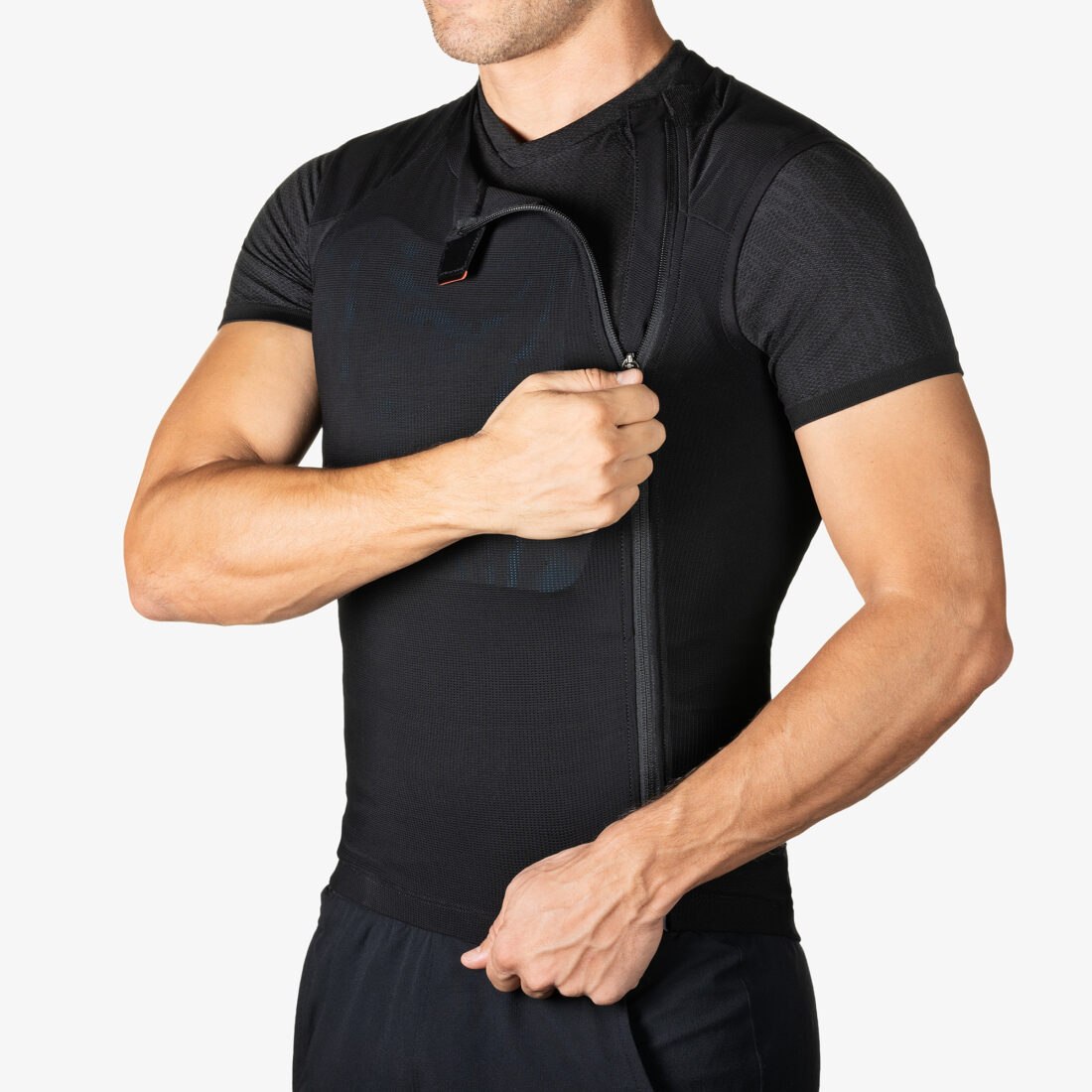 Gilet tecnico nero a compressione con protezione, servizio professionale a Vicenza realizzato da Inlet Studio per e-commerce.