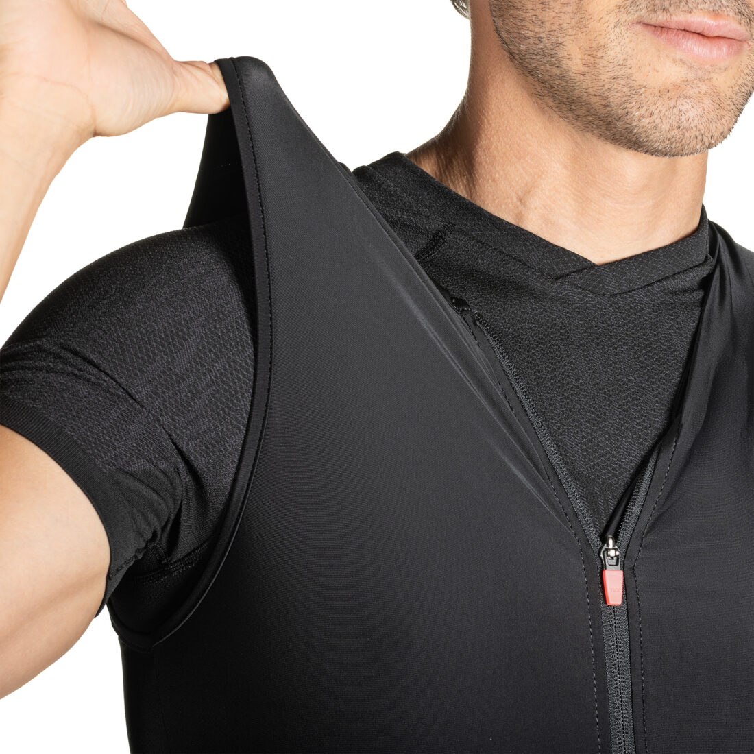 Gilet tecnico da uomo fotografato in modo professionale a Vicenza da Inlet Studio per catalogo sportivo.