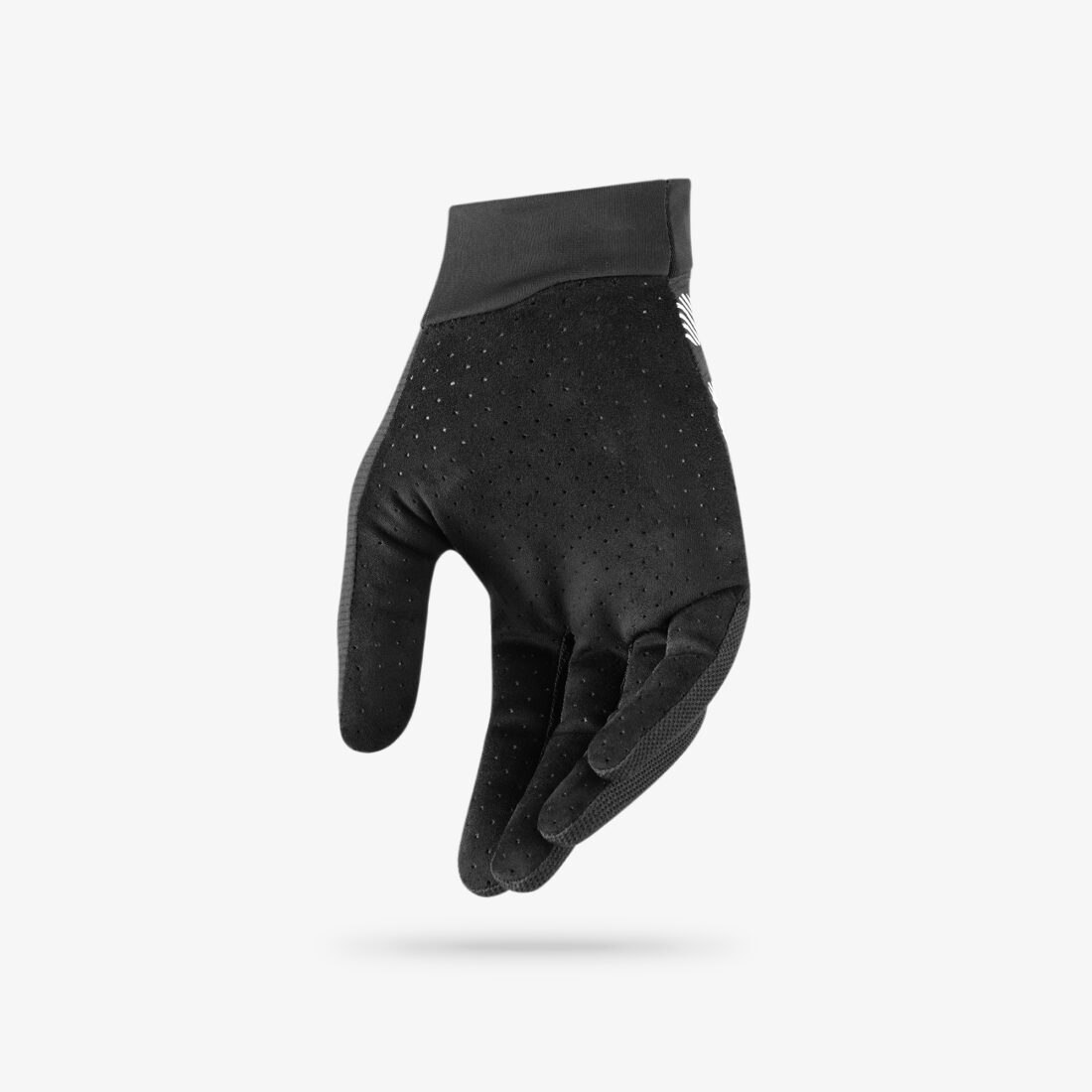 Guanto tecnico sportivo nero traforato fotografato a Bassano del Grappa da Inlet Studio per catalogo e-commerce.