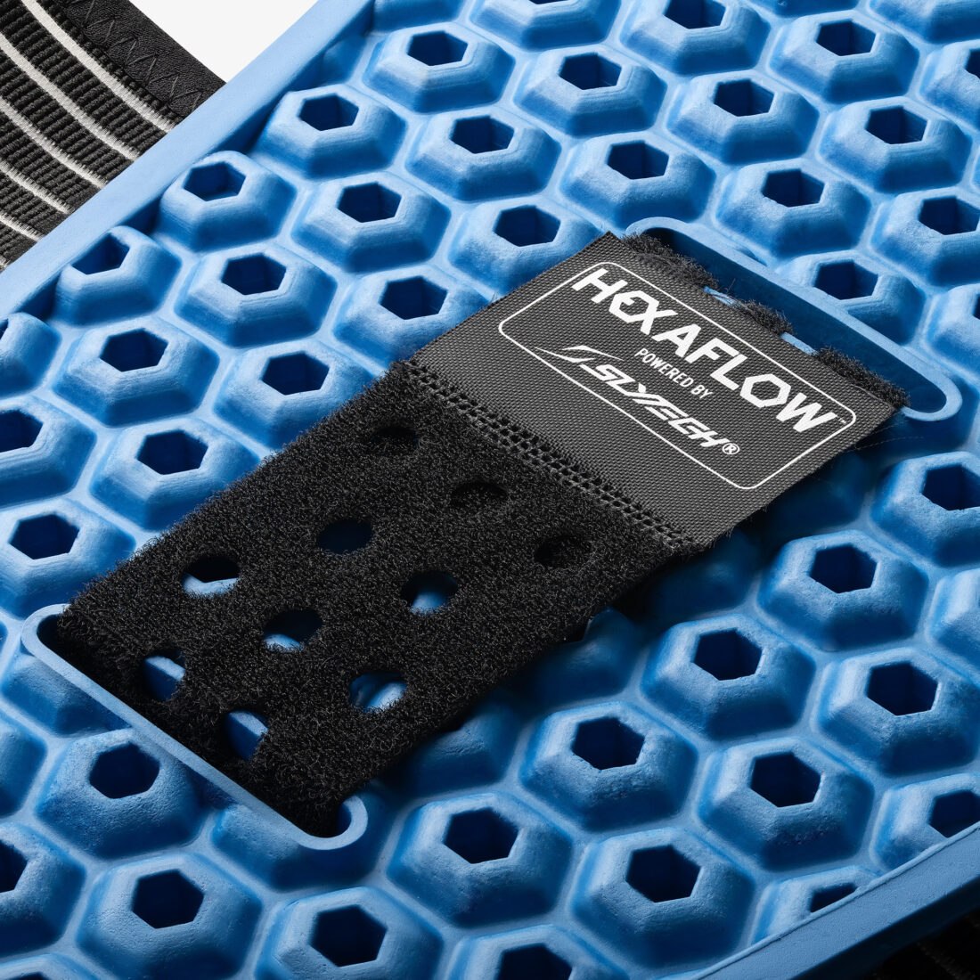 Dettaglio tecnico di protezione Slytech blu con pattern esagonale, servizio professionale a Veneto di Inlet Studio.