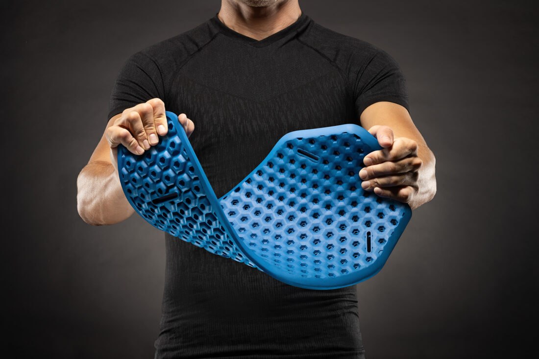 Protezione tecnica blu a nido d'ape super flessibile contenuta in un prodotto Shred, servizio professionale a Veneto di Inlet Studio per attrezzatura sportiva.