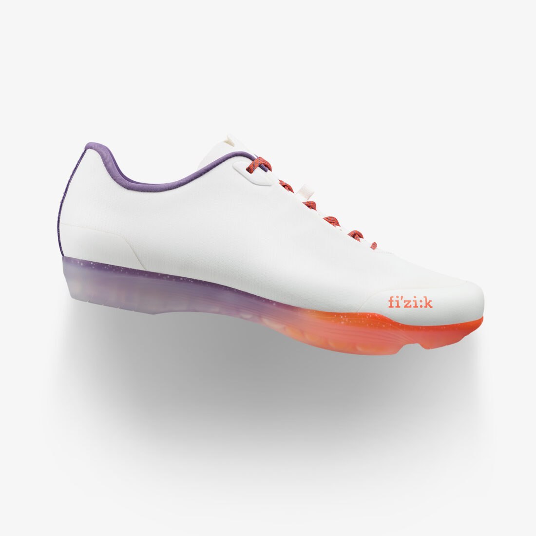 Scarpa da ciclismo Fizik bianca con suola sfumata, servizio professionale a Bassano del Grappa di Inlet Studio.