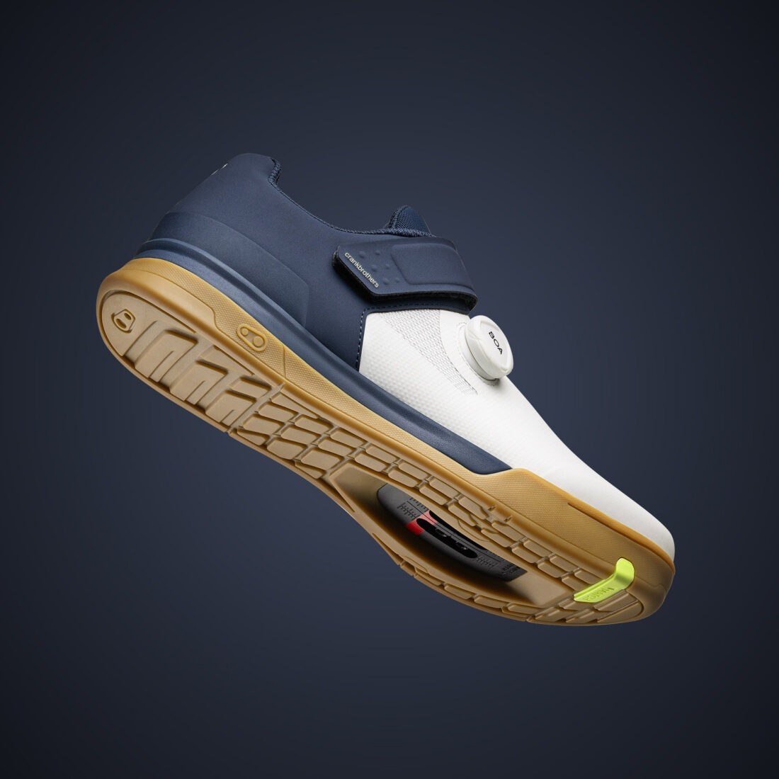 Scarpa tecnica da ciclismo Crankbrothers con sistema BOA, fotografata a Veneto in modo professionale da Inlet Studio.