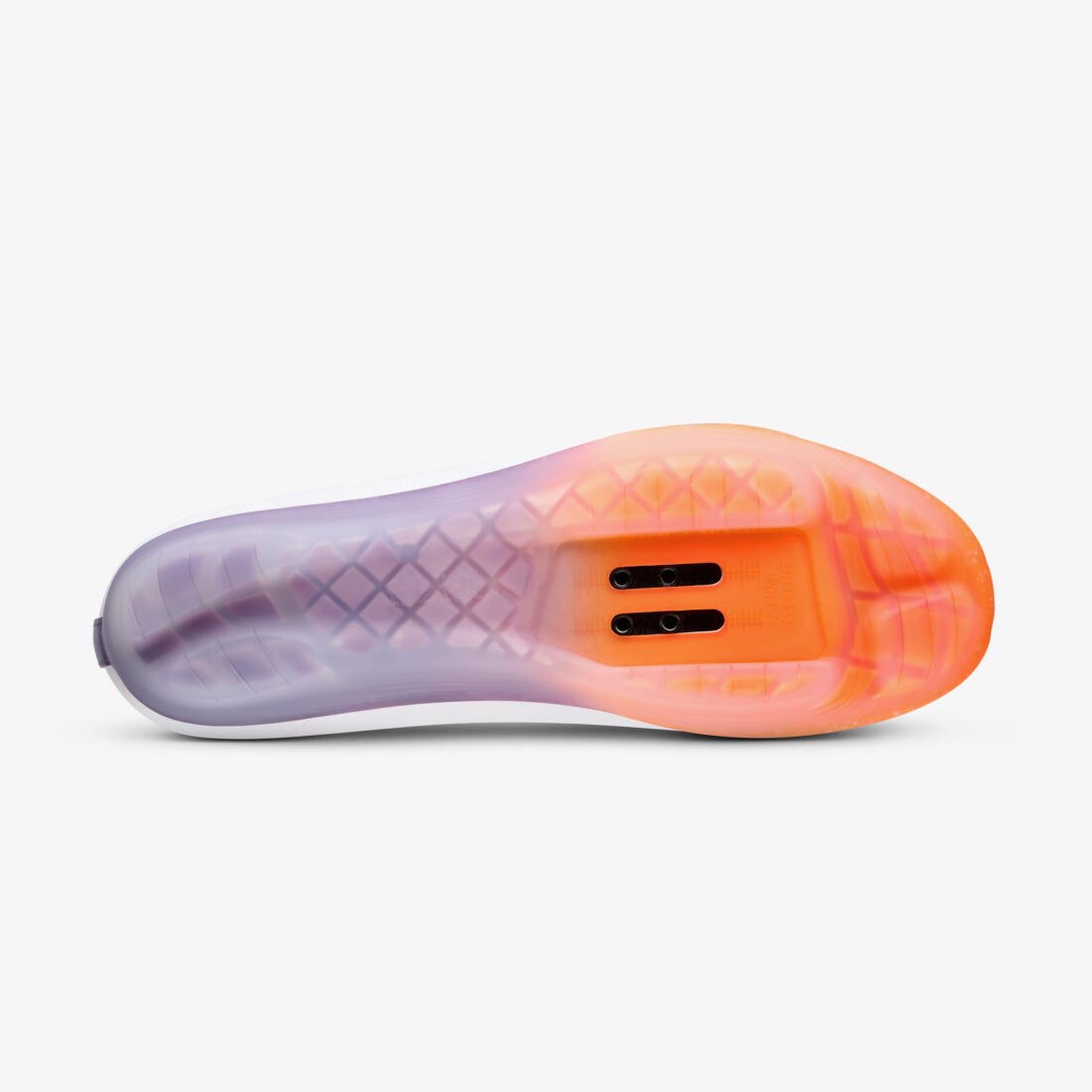 Suola tecnica di scarpa da ciclismo con gradiente viola e arancione, fotografato in modo professionale a Vicenza da Inlet Studio.